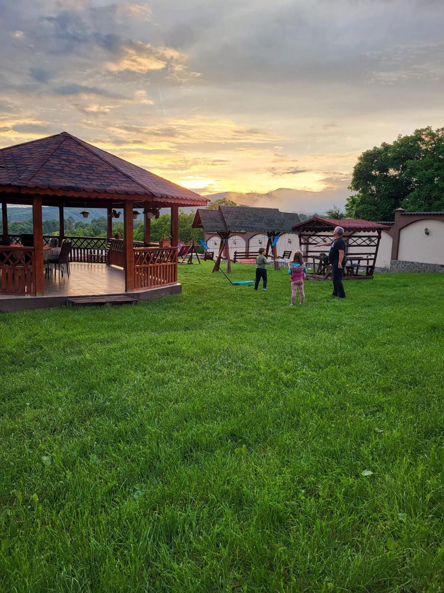 Conacul lui Bulică Hotel Novaci Străini Exterior foto