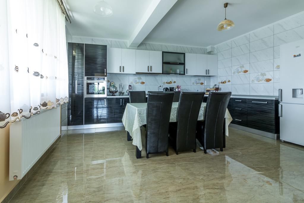 Conacul lui Bulică Hotel Novaci Străini Exterior foto